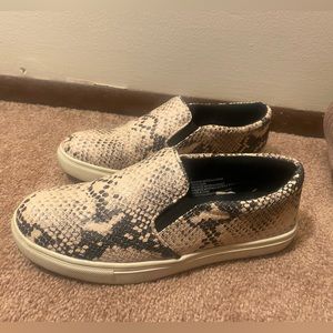 Women’s gently worn slide on snake skin shoes. Size 7